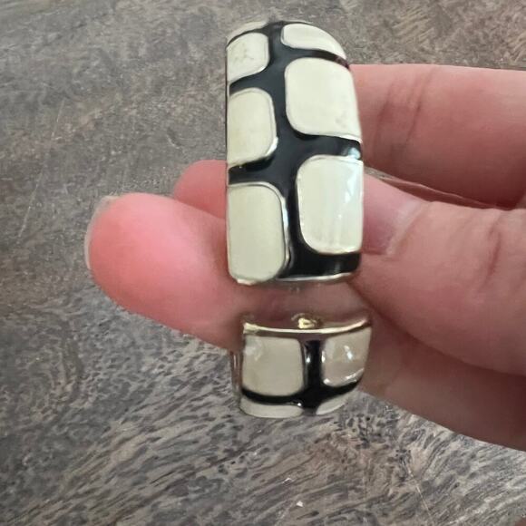 FORNASH Game Day Gecko Black & White Enamel Hinged Bangle Bracelet - Picture 3 of 6